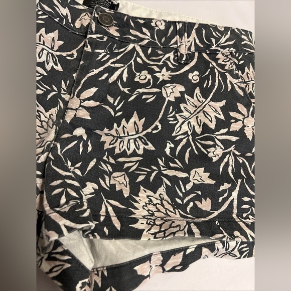 Volcom Womens Short Shorts Juniors Size 7 Floral Cotton Casual Low Rise Shortie - Picture 2 of 8